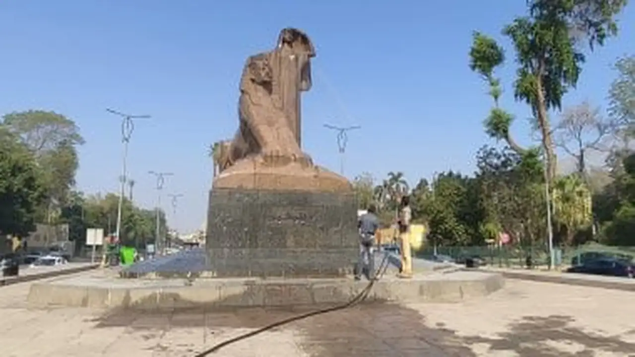 غسيل تماثيل نهضة مصر وطه حسين ضمن خطة تجميل ميادين الجيزة
